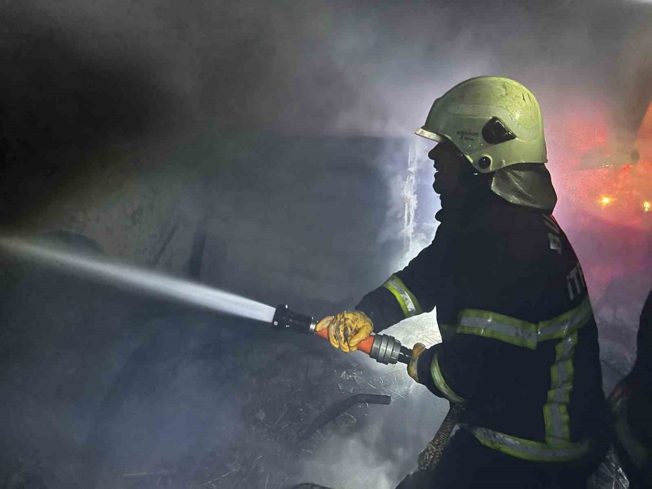 Burdur’da çıkan yangında ev, samanlık ve ahır kullanılamaz hale geldi