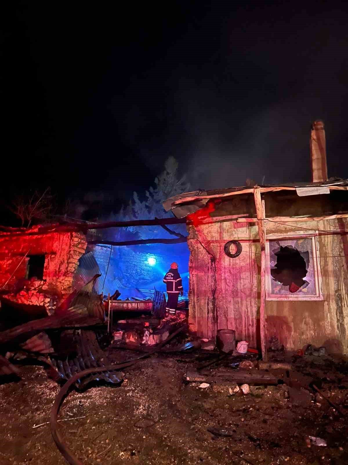 Burdur’da çıkan yangında ev, samanlık ve ahır kullanılamaz hale geldi