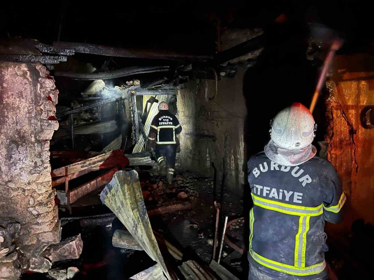 Burdur’da çıkan yangında ev, samanlık ve ahır kullanılamaz hale geldi