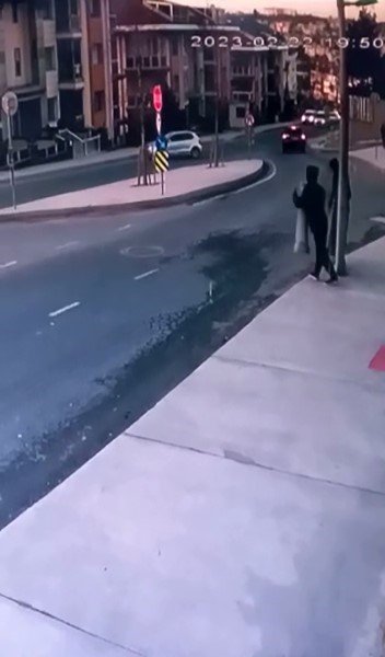 Büyükçekmece’de hırsızlar, aydınlatma direklerine dadandı: O anlar kamerada