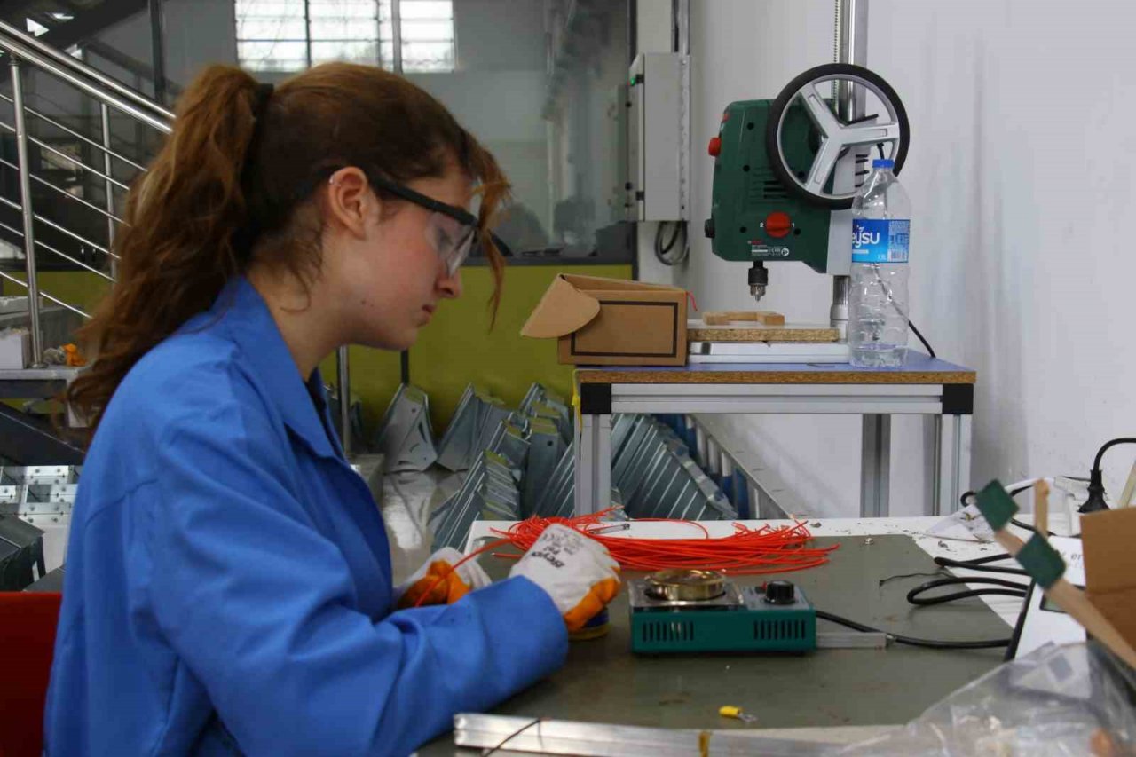 Meslek liseliler, çadır kentlerde kullanılması için ’enerji bankları’ üretiyor