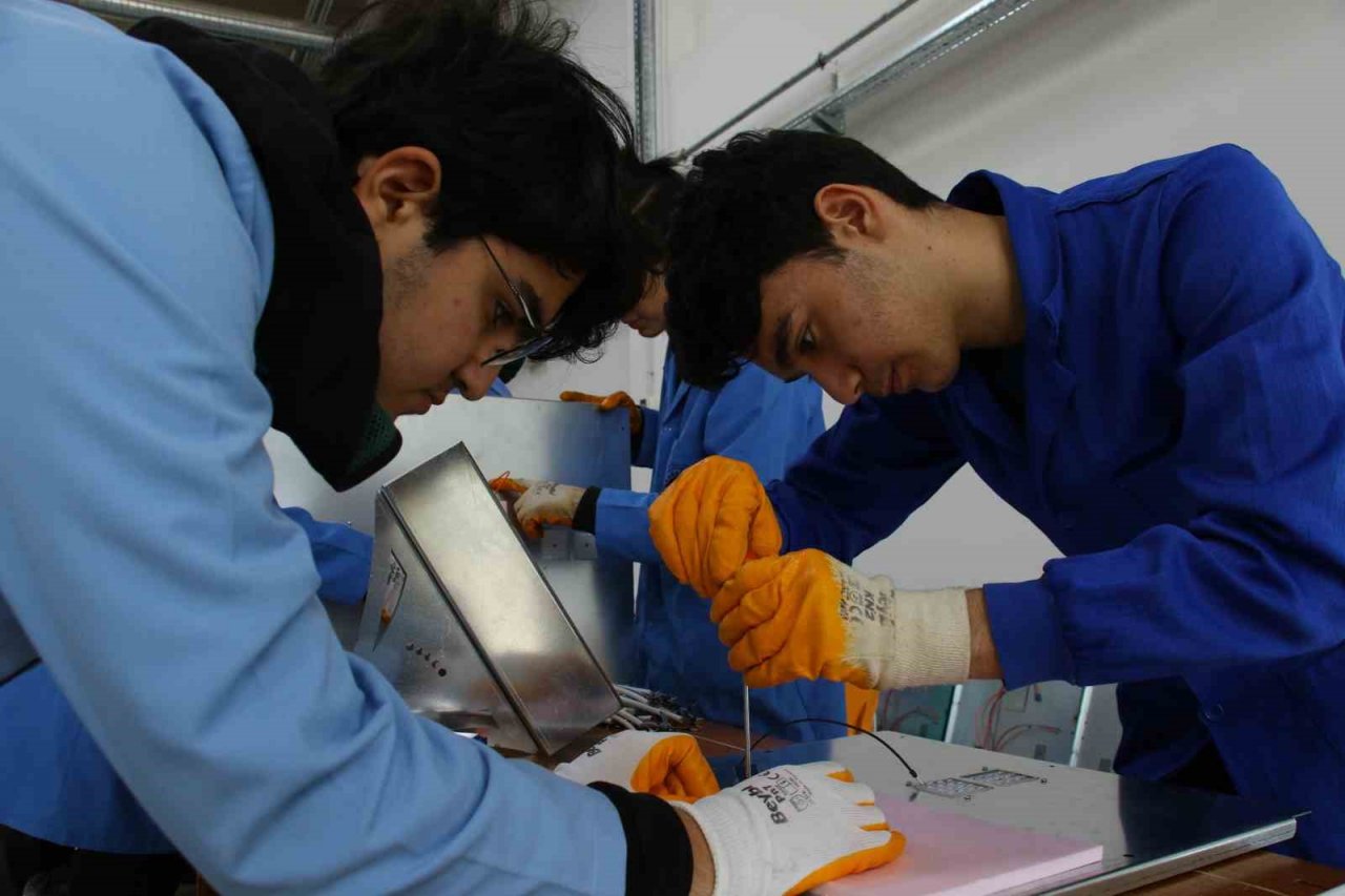 Meslek liseliler, çadır kentlerde kullanılması için ’enerji bankları’ üretiyor