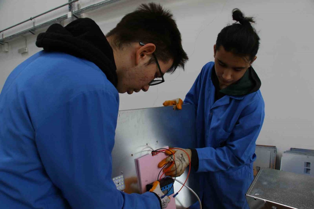 Meslek liseliler, çadır kentlerde kullanılması için ’enerji bankları’ üretiyor