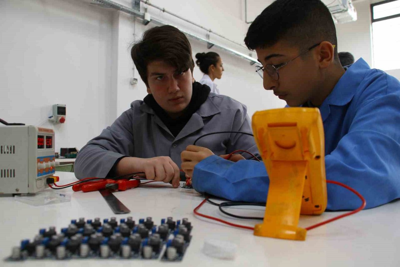 Meslek liseliler, çadır kentlerde kullanılması için ’enerji bankları’ üretiyor