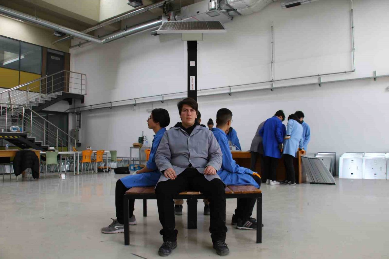 Meslek liseliler, çadır kentlerde kullanılması için ’enerji bankları’ üretiyor