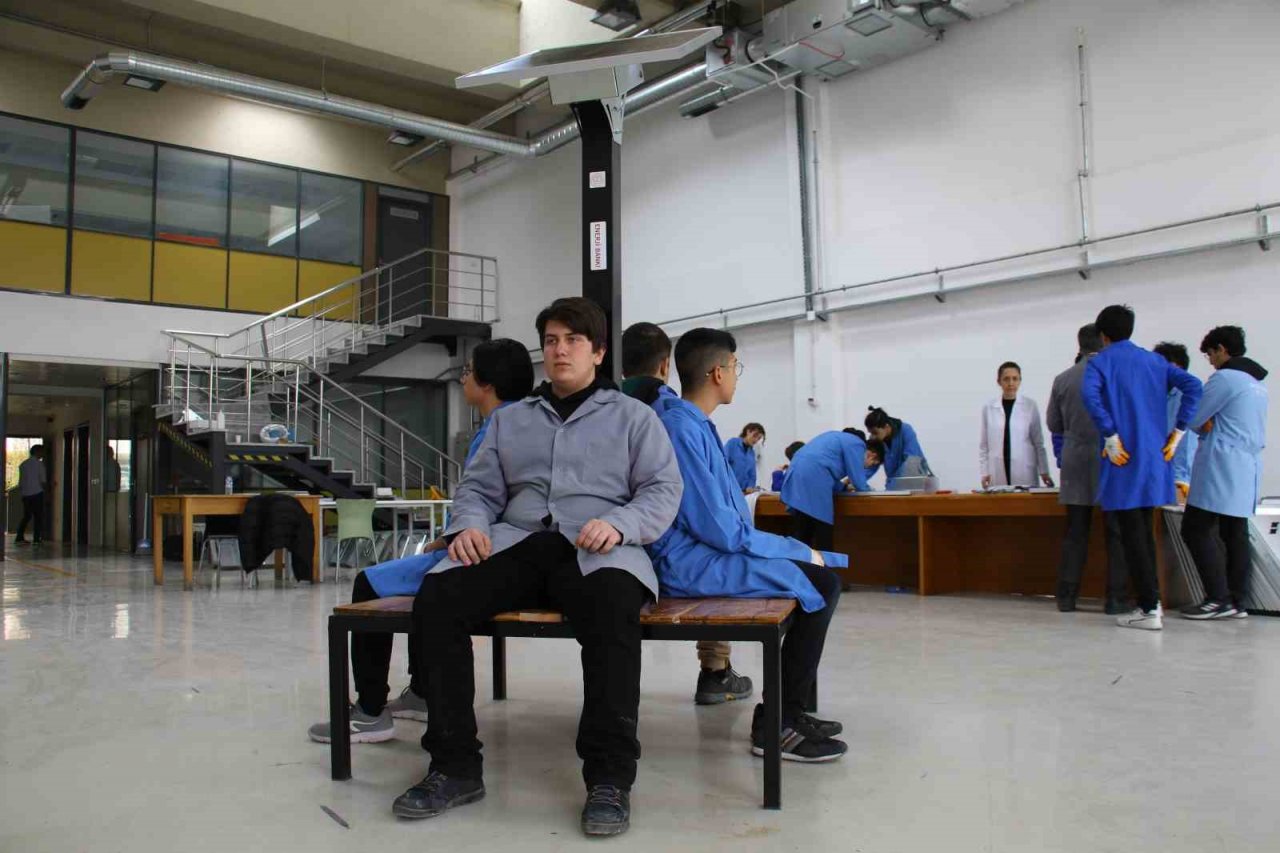 Meslek liseliler, çadır kentlerde kullanılması için ’enerji bankları’ üretiyor