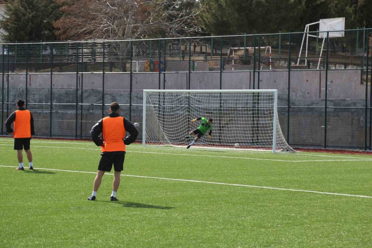 Yeşil sahalara dönen Başkan, memleketinin takımında futbolcu oldu