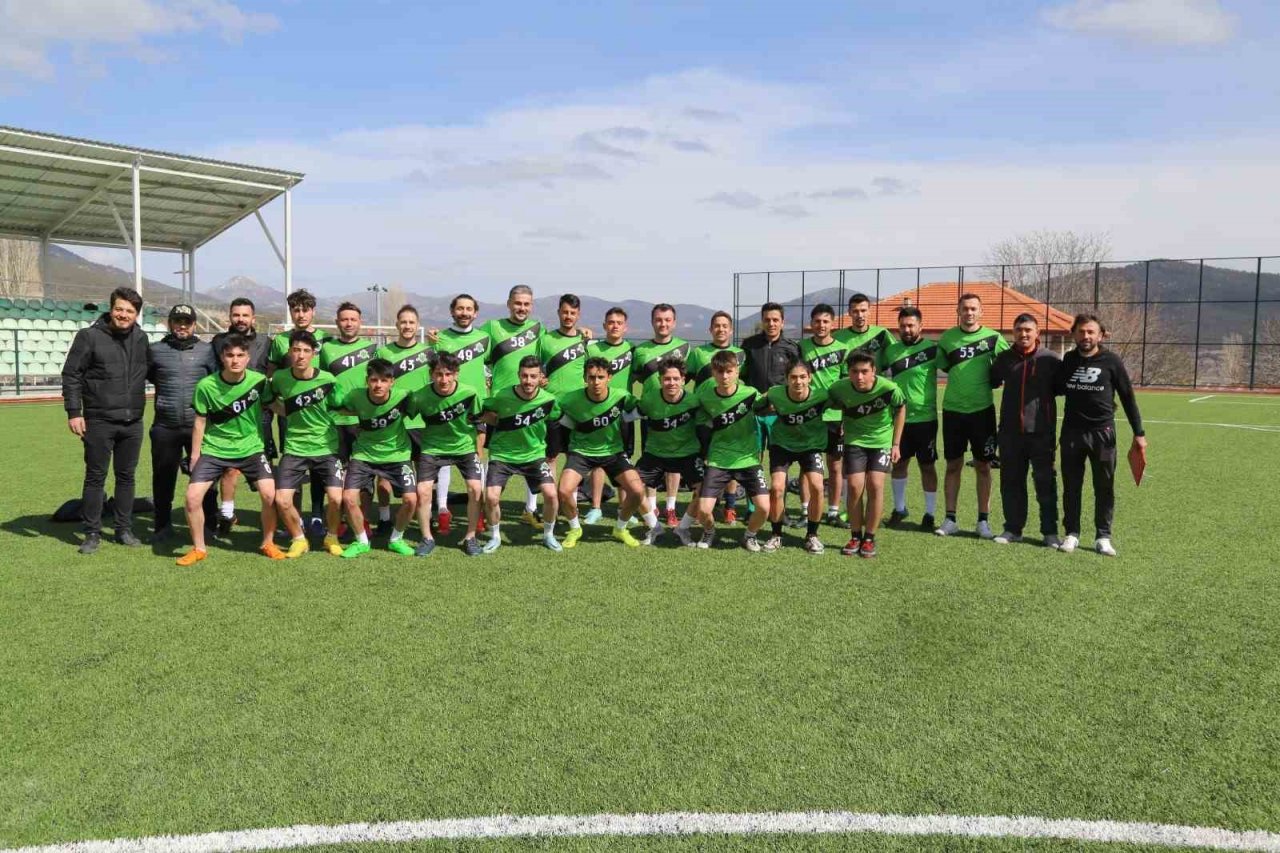 Yeşil sahalara dönen Başkan, memleketinin takımında futbolcu oldu