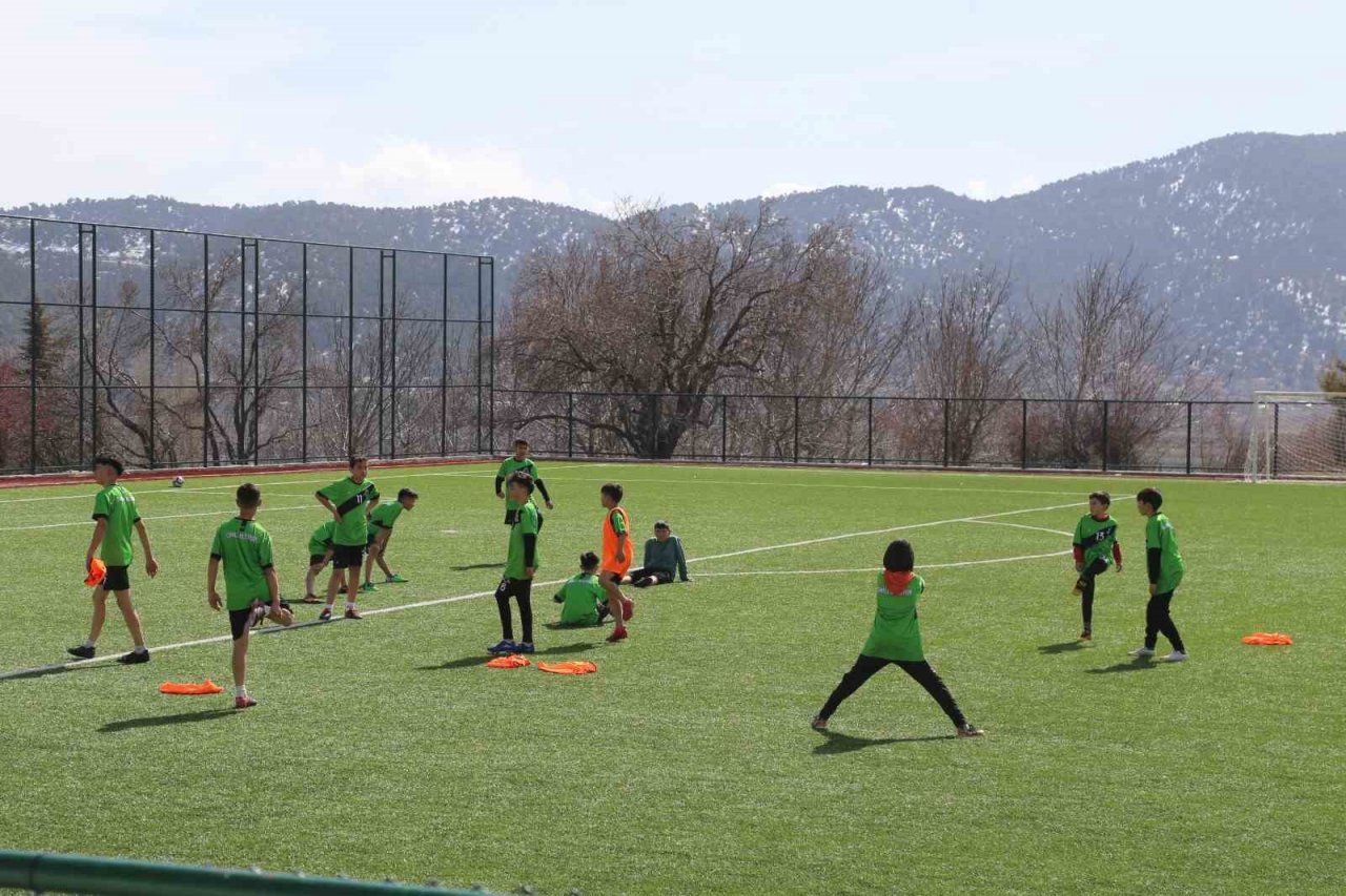 Yeşil sahalara dönen Başkan, memleketinin takımında futbolcu oldu