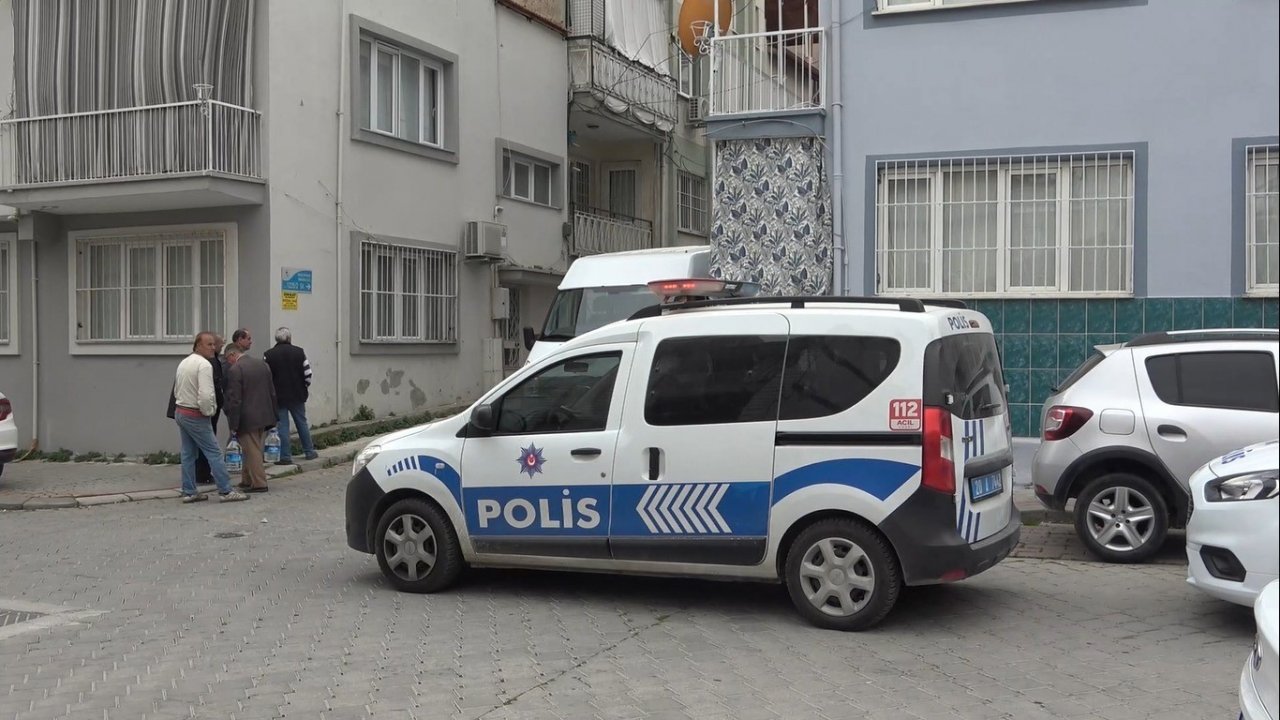 Polis memuru evinde ölü bulundu