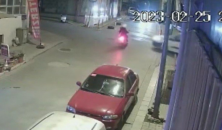 Araçla çarpışan motosiklet sürücü metrelerce fırladı