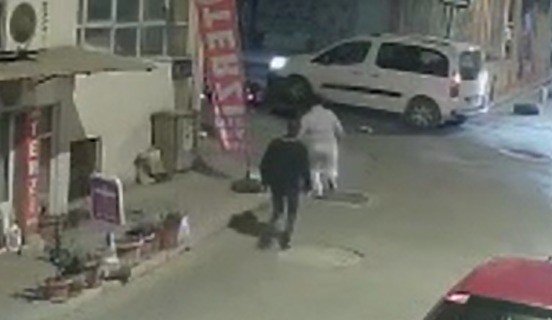 Araçla çarpışan motosiklet sürücü metrelerce fırladı