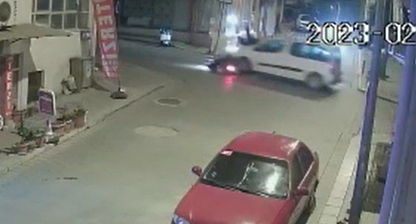 Araçla çarpışan motosiklet sürücü metrelerce fırladı