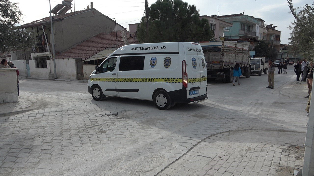 Sokak ortasında sırtından vuruldu