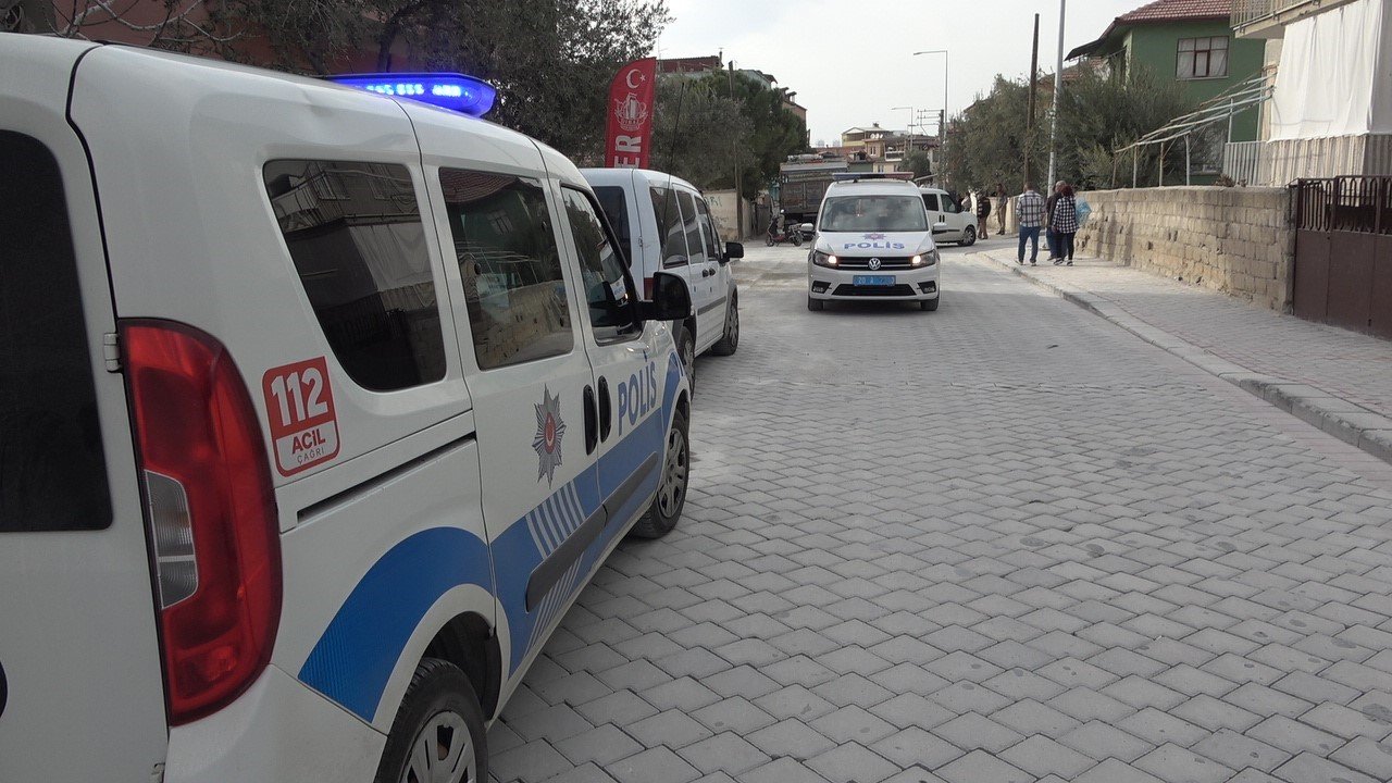 Sokak ortasında sırtından vuruldu