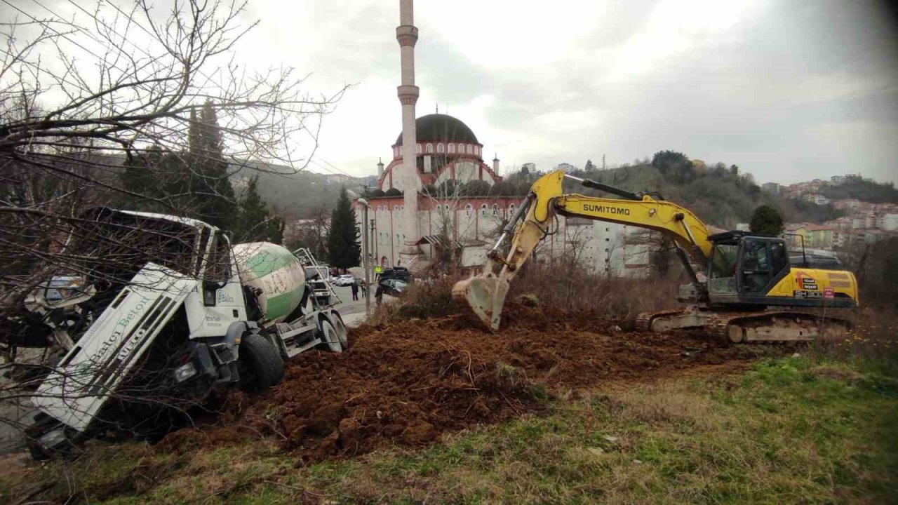 Freni boşalan mikser kamyonu beton pompasına çarparak durabildi