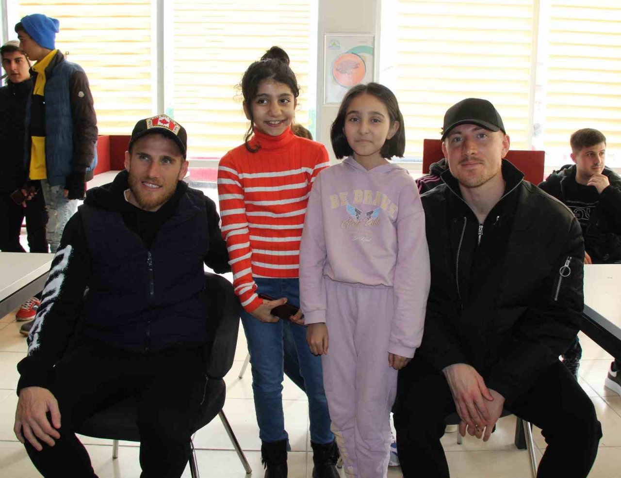 Sivasspor’da Rıza Çalımbay ve futbolcular depremzede çocuklarla buluştu