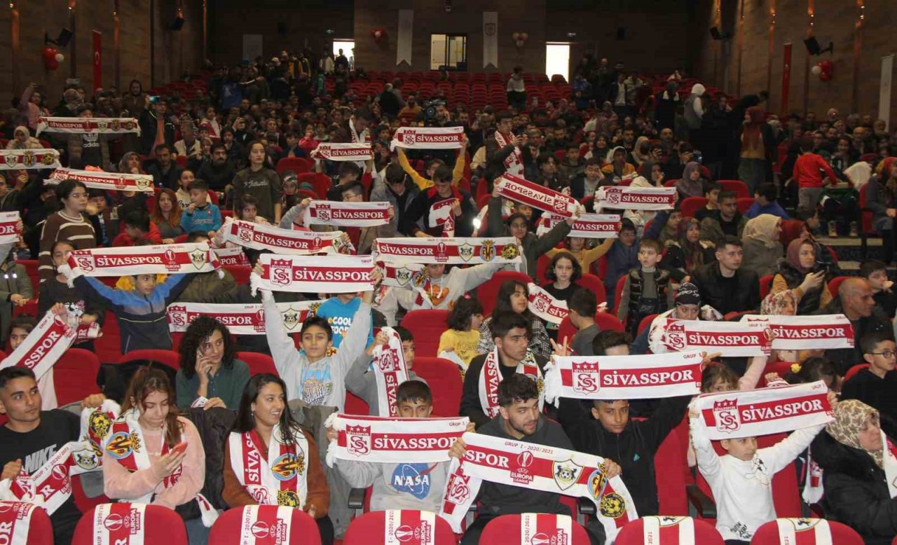 Sivasspor’da Rıza Çalımbay ve futbolcular depremzede çocuklarla buluştu