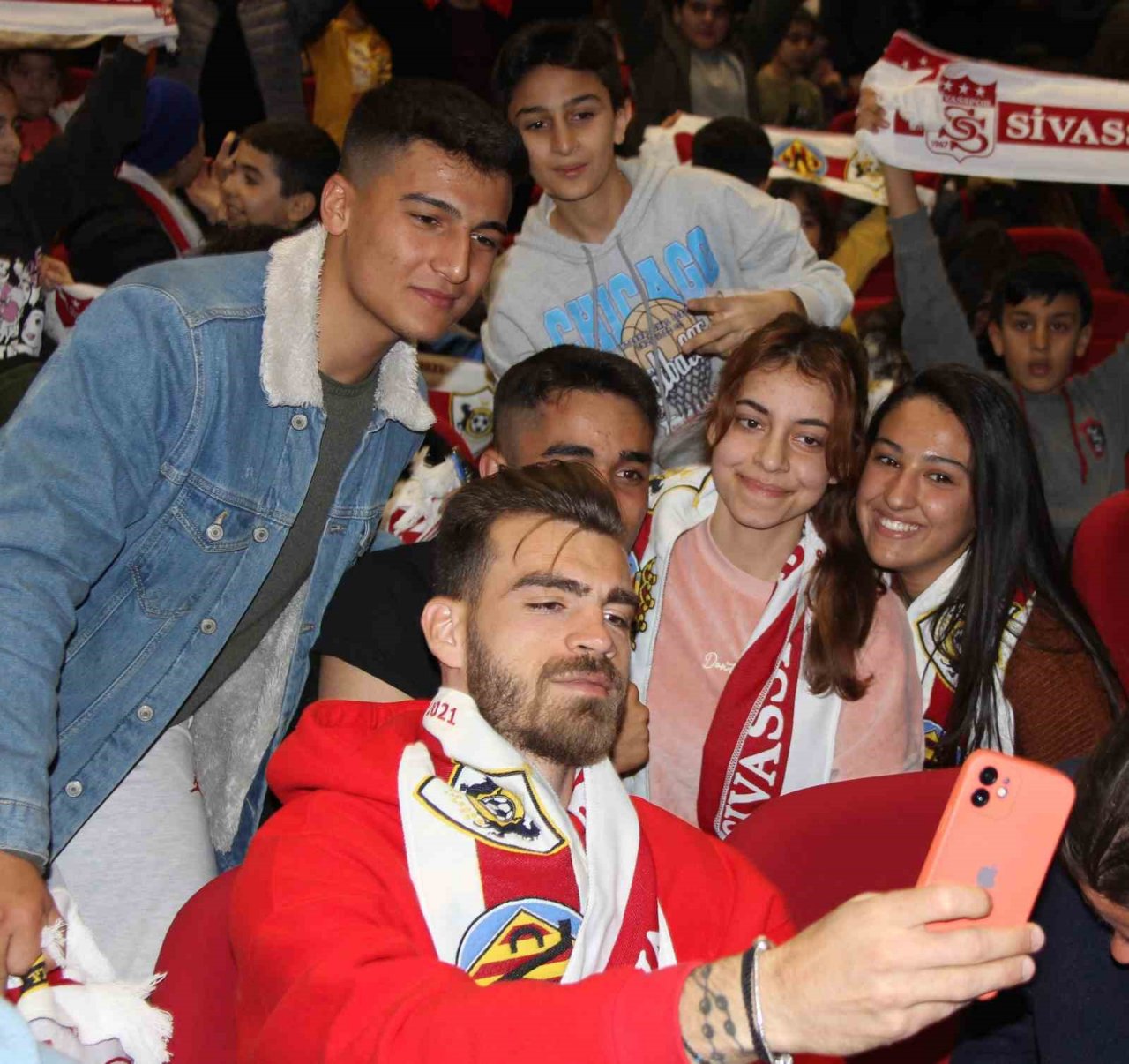 Sivasspor’da Rıza Çalımbay ve futbolcular depremzede çocuklarla buluştu