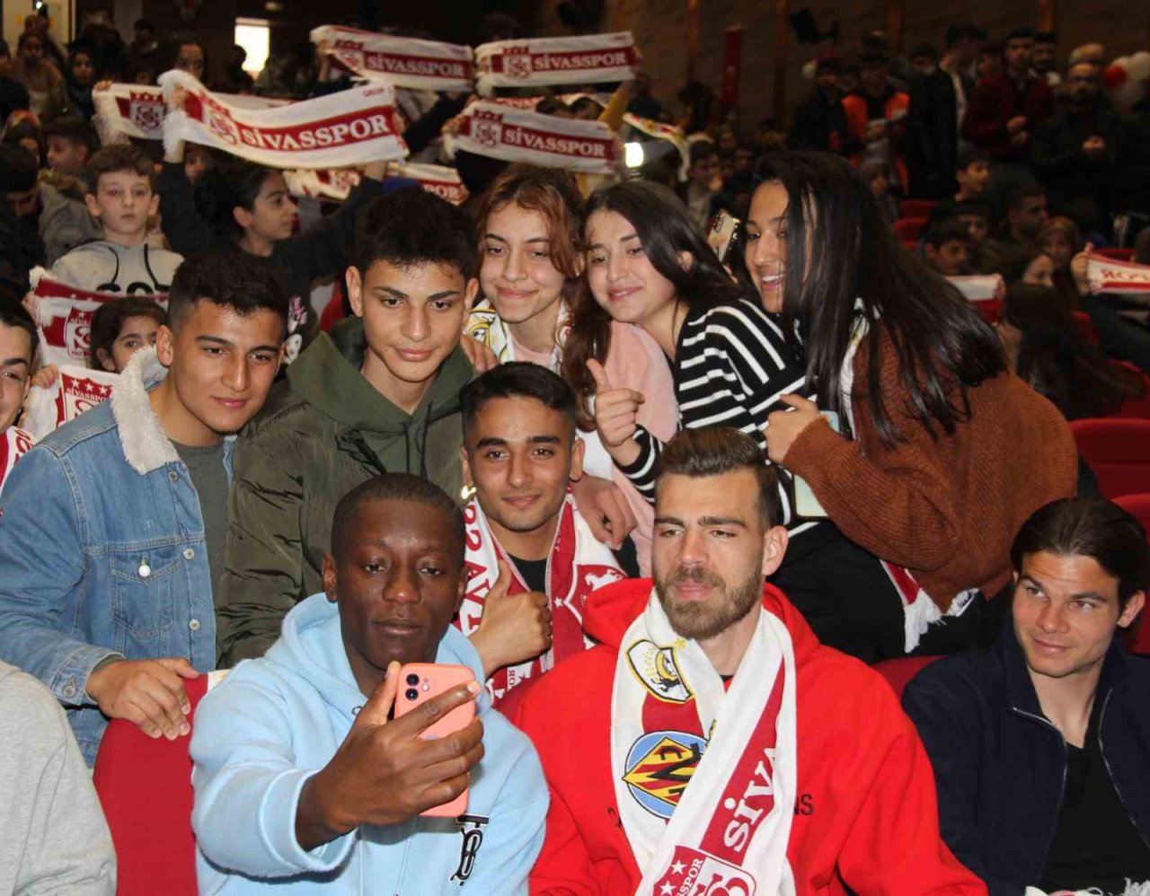 Sivasspor’da Rıza Çalımbay ve futbolcular depremzede çocuklarla buluştu