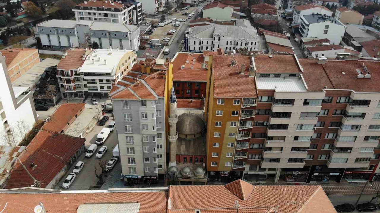 İki apartmanın arasında sıkışıp kalan cami bulunamıyor