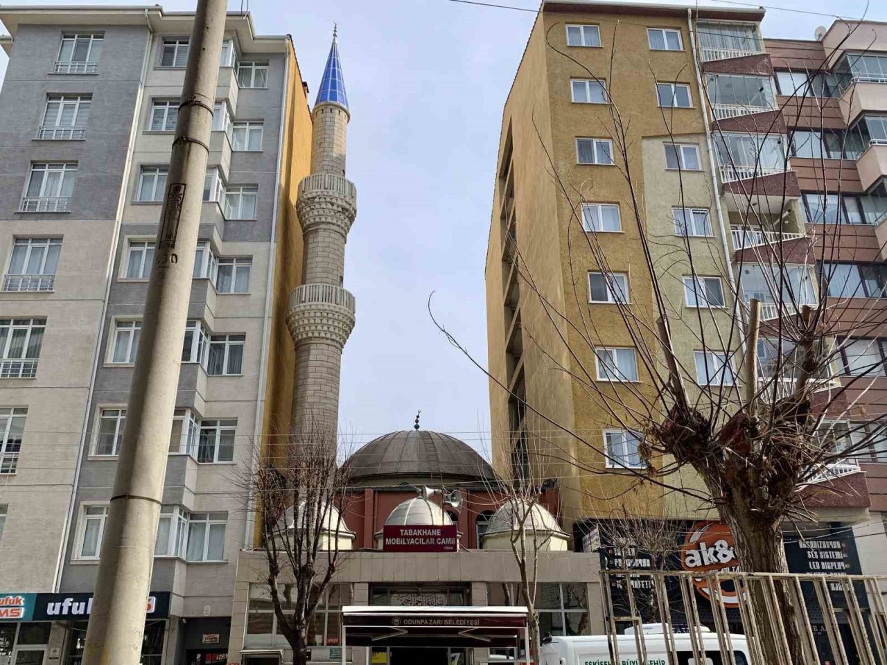 İki apartmanın arasında sıkışıp kalan cami bulunamıyor