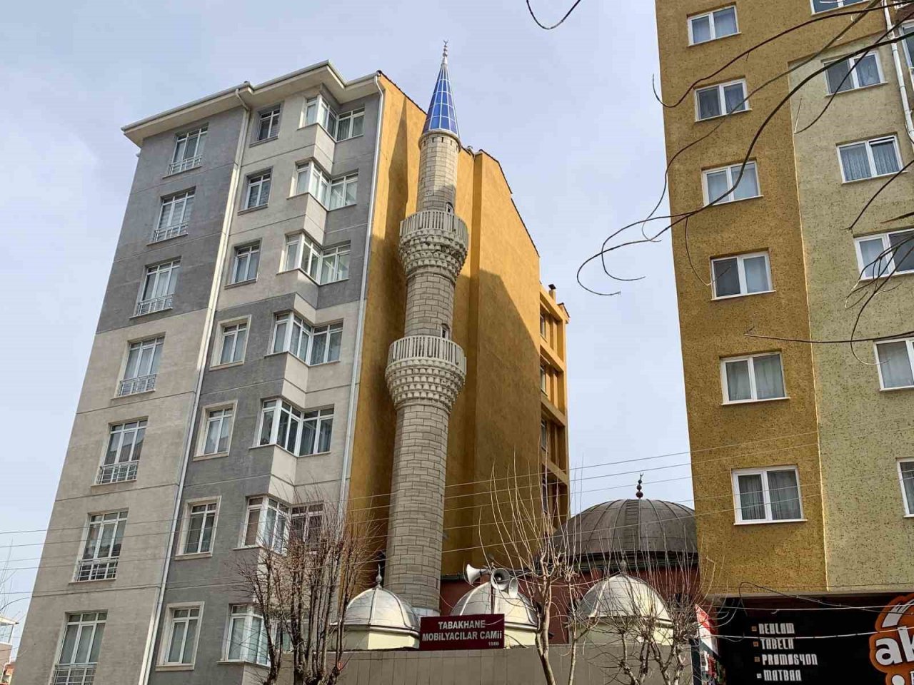 İki apartmanın arasında sıkışıp kalan cami bulunamıyor