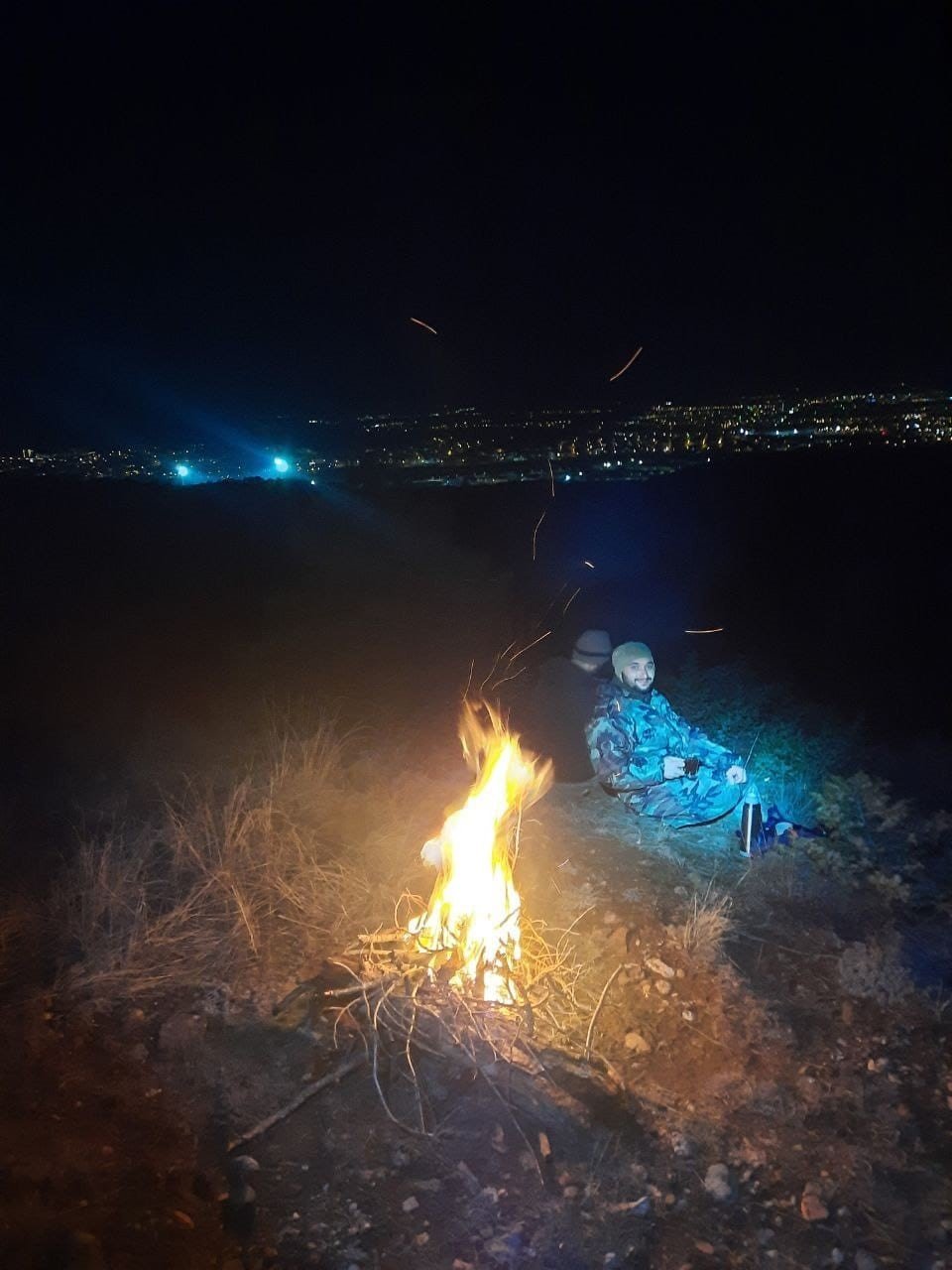 7 kilometrelik gece yürüyüşünde ateş yakarak ısındılar