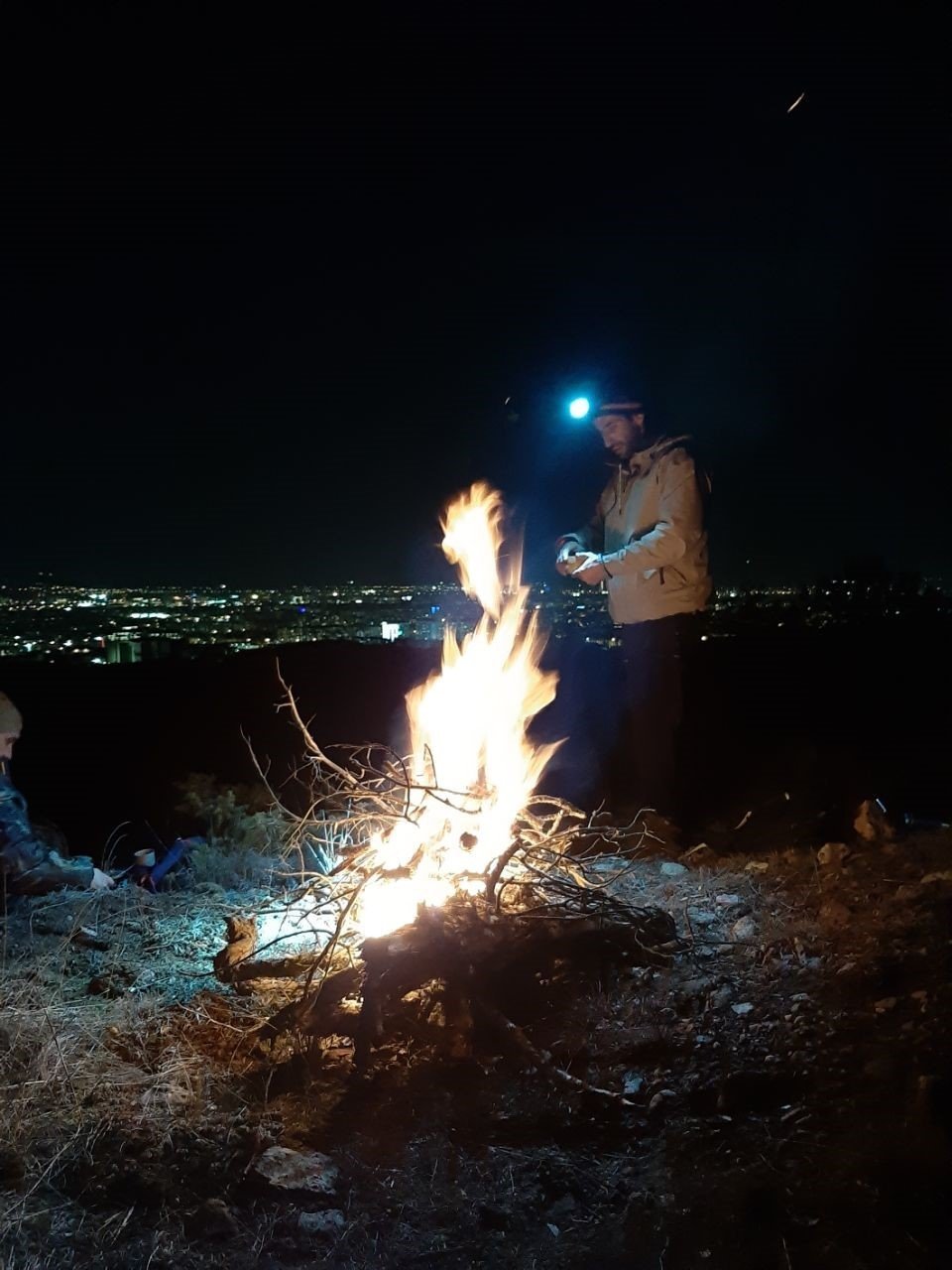 7 kilometrelik gece yürüyüşünde ateş yakarak ısındılar