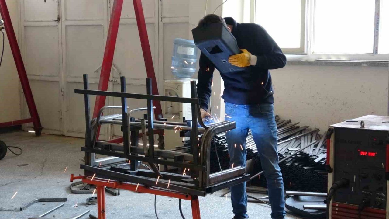 Teknolojik altyapıya sahip bu meslek lisesi, depremzedeler için fabrika gibi üretime geçti