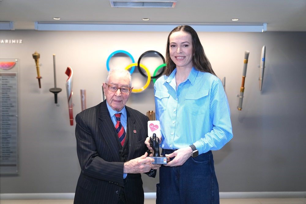 Milli voleybolcu Eda Erdem Dündar, Şeref Diploması ödülünü aldı