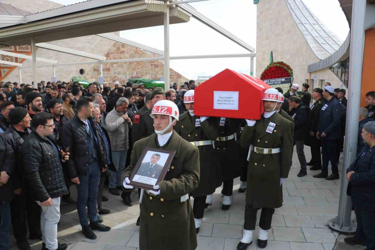 Bir aile yok oldu, yan yana dizilen tabutlar yürek dağladı