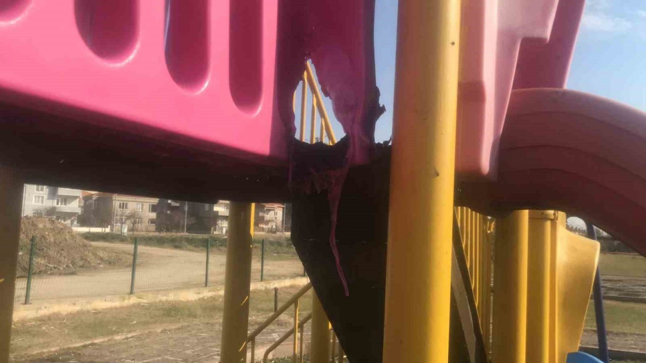 Edirne’de çocuk parkını yakan şüpheli yakalandı