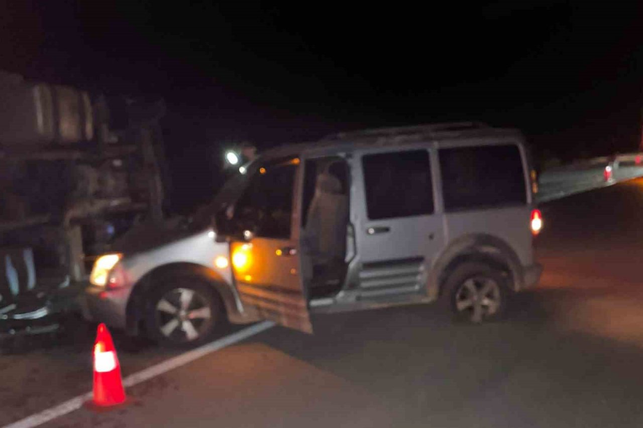 Devrilen kamyonu geç fark edince olanlar oldu, 4 kişi yaralandı