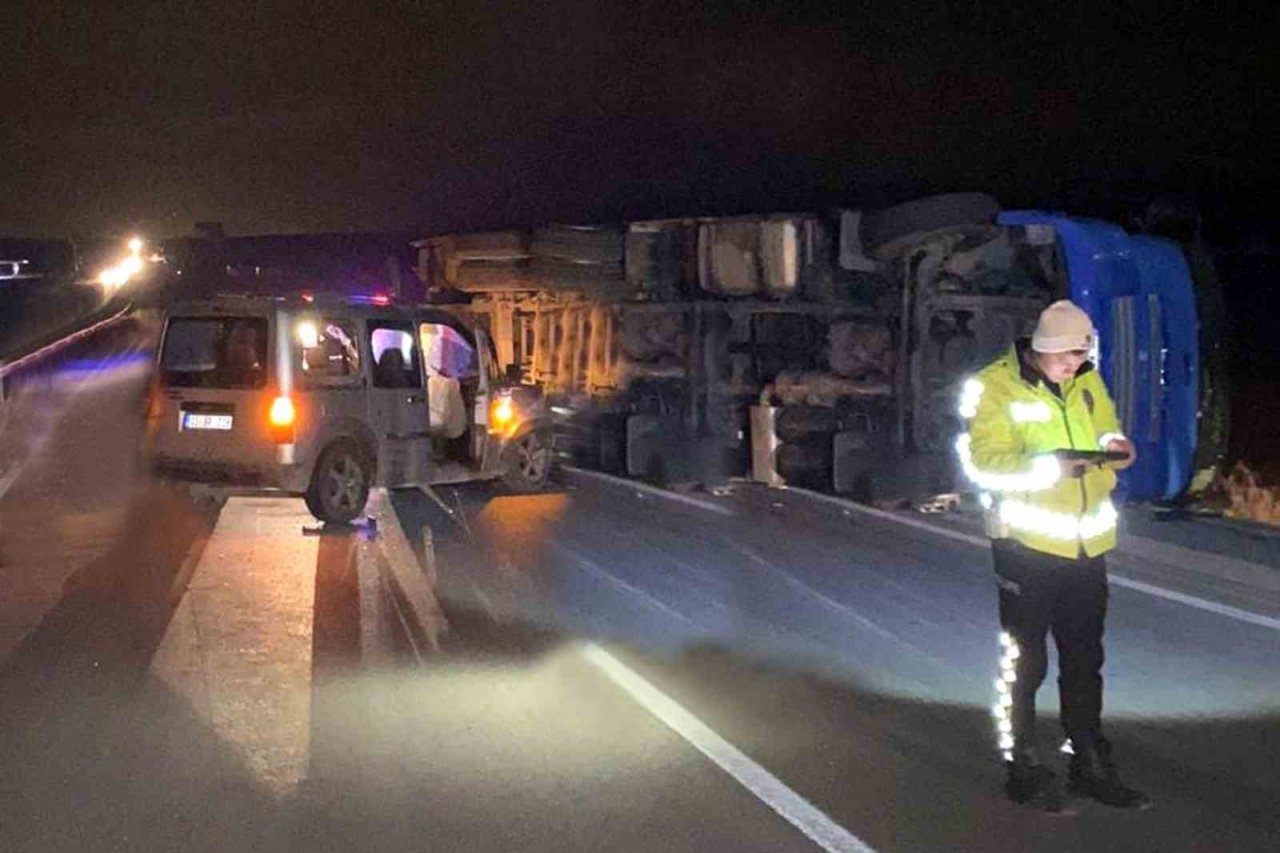 Devrilen kamyonu geç fark edince olanlar oldu, 4 kişi yaralandı