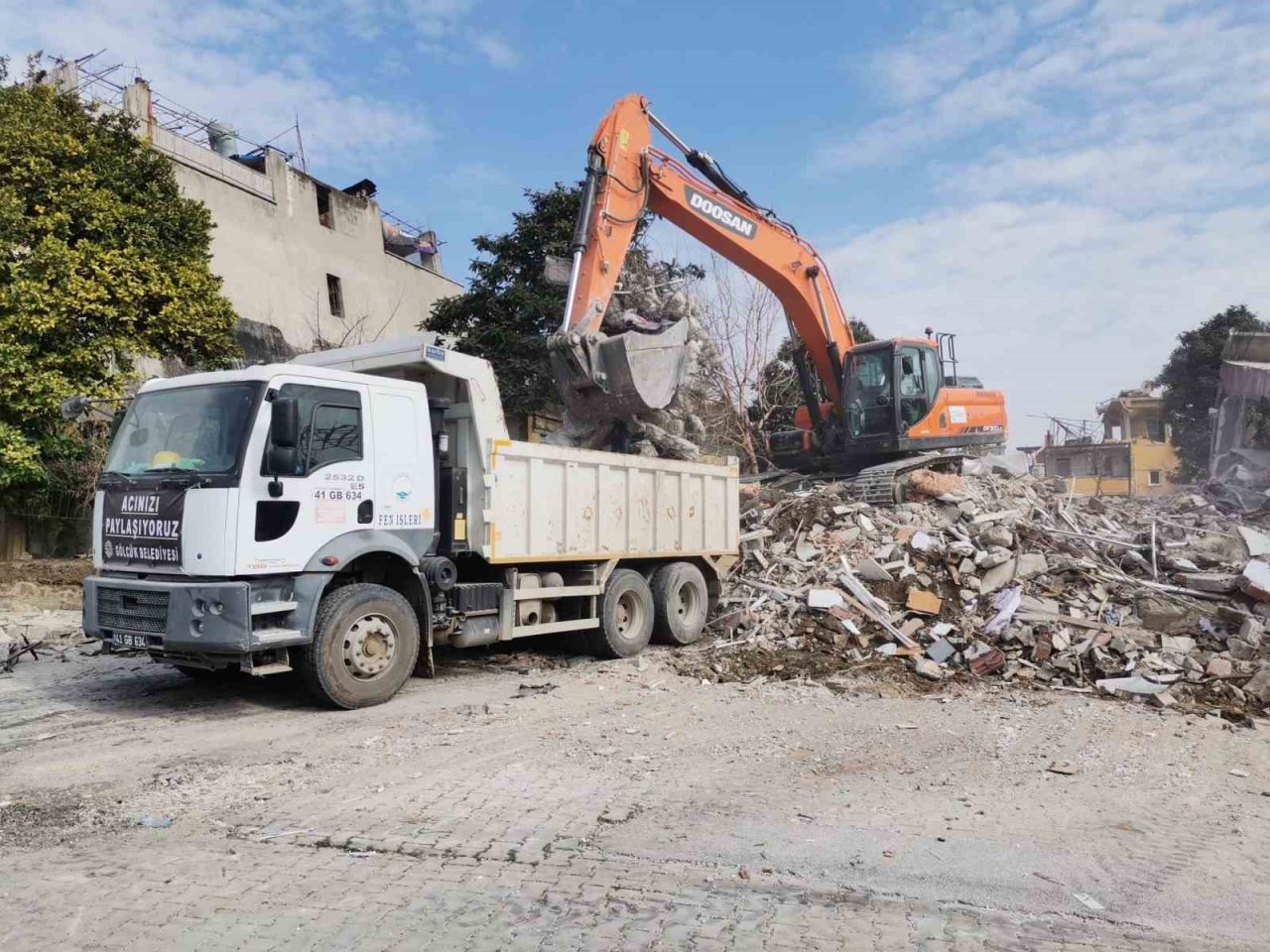 Afet bölgesinde hastalık yayılımının önüne geçmek için çalışıyorlar