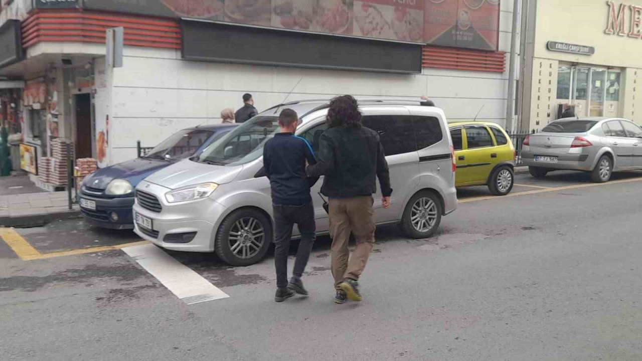 Fotoğraf çekme bahanesiyle bileziği çalmaya kalktı