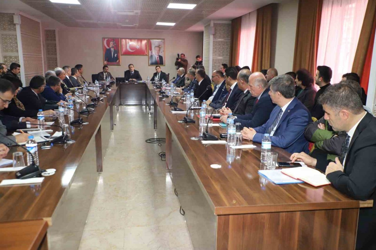 Vali Akbıyık: “Kimse Hakkari halkını paniğe sevk etmesin”