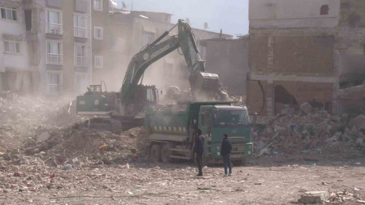Hatay’da enkaz kaldırma çalışmaları devam ediyor
