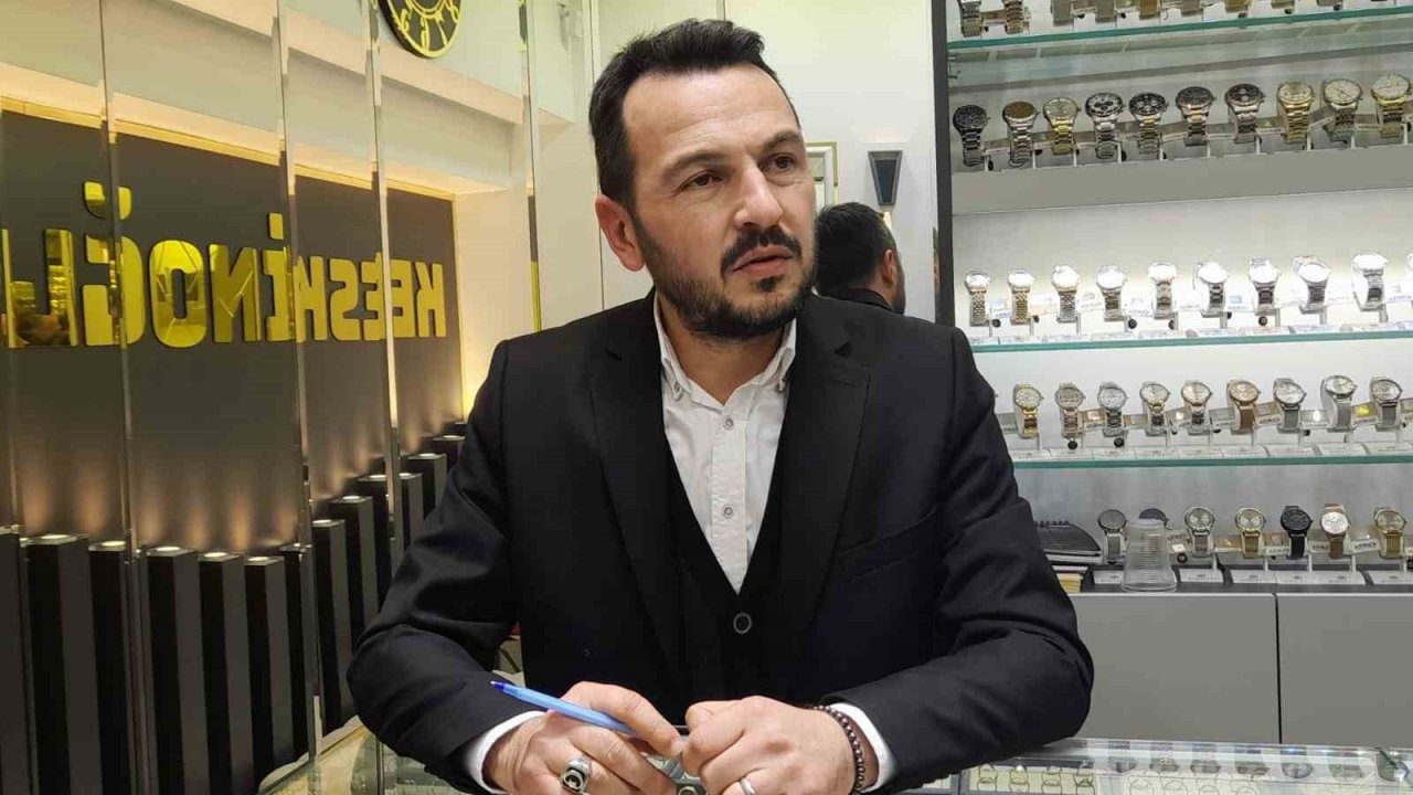 Fotoğraf çekme bahanesiyle bileziği çalmaya kalktı