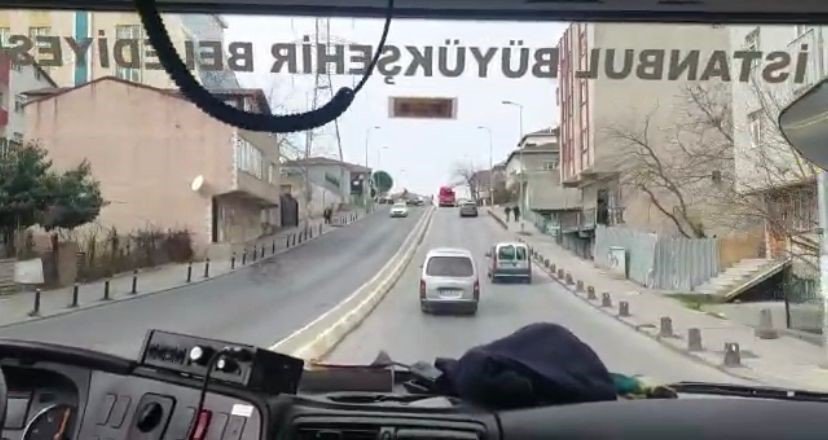 Sultanbeyli’de itfaiyeye yol vermeyen sürücü kameraya yansıdı