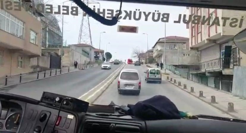 Sultanbeyli’de itfaiyeye yol vermeyen sürücü kameraya yansıdı