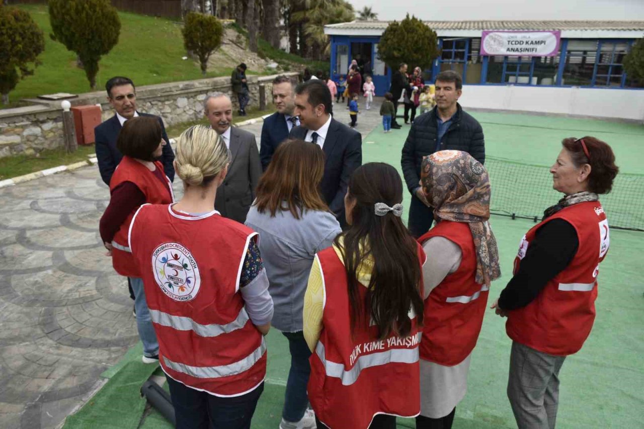 İzmir’deki depremzede çocuklar, gönüllü öğretmenlere emanet