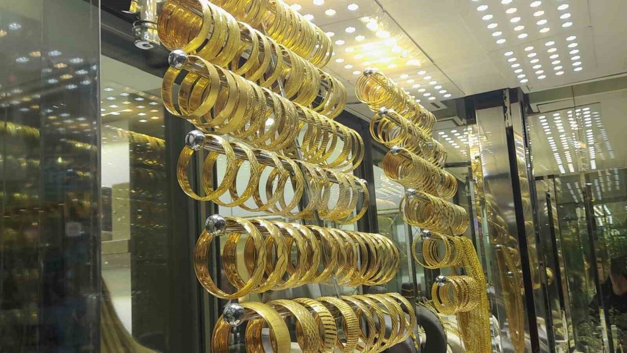 Fotoğraf çekme bahanesiyle bileziği çalmaya kalktı