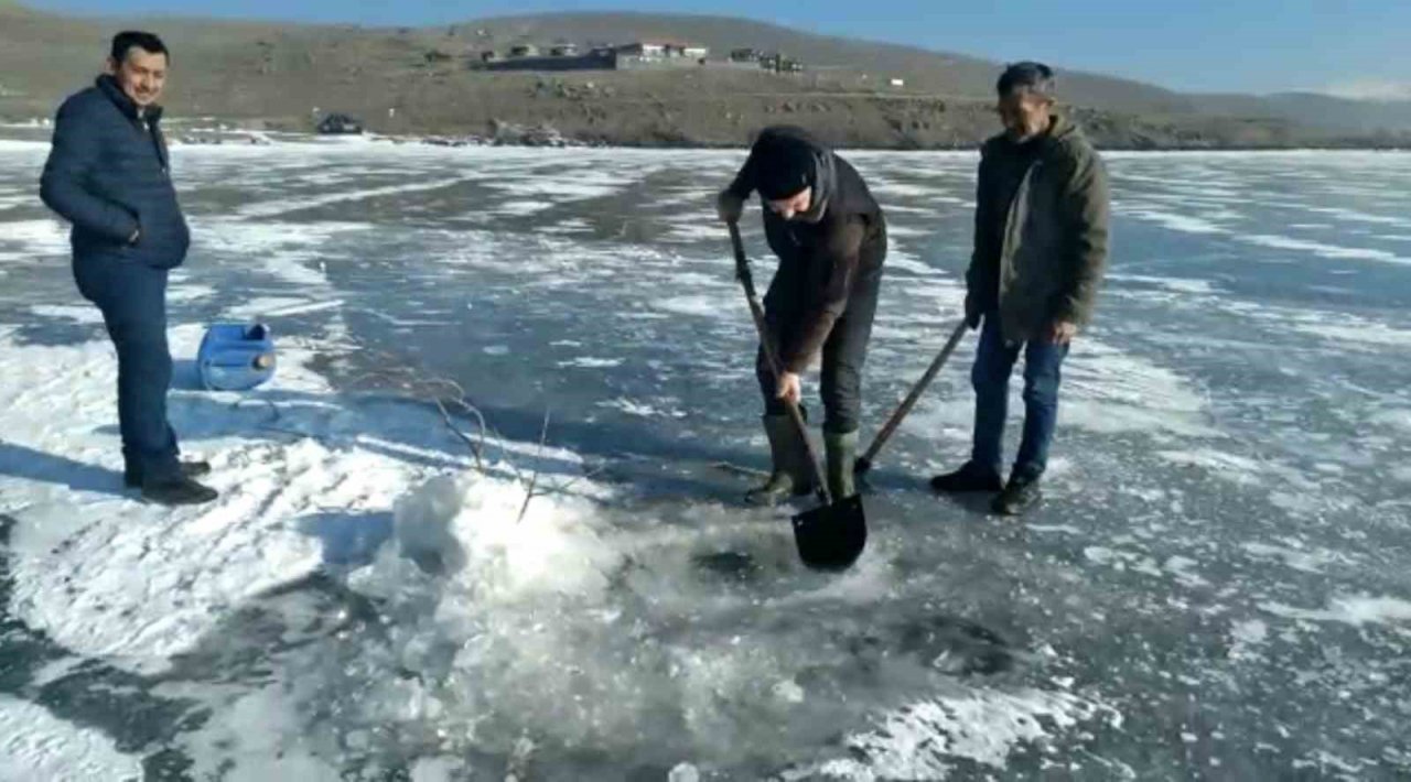 Kars’ta balıkçıların Eskimo usulü balık avı kamerada
