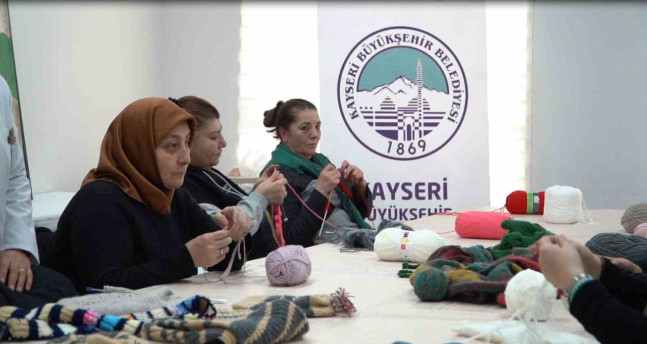 Kayseri Büyükşehir ‘iyilik’ örüyor, depremzedeler ısınıyor