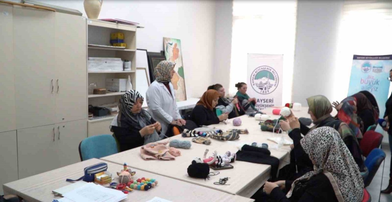 Kayseri Büyükşehir ‘iyilik’ örüyor, depremzedeler ısınıyor