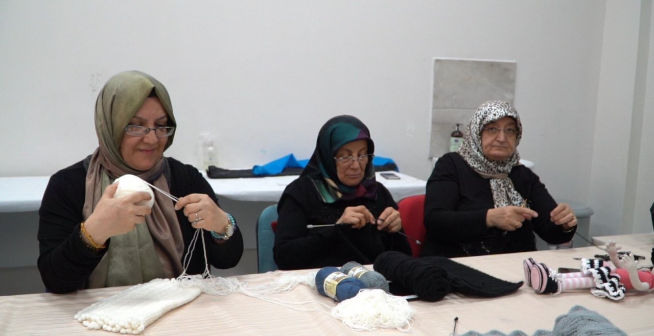 Kayseri Büyükşehir ‘iyilik’ örüyor, depremzedeler ısınıyor