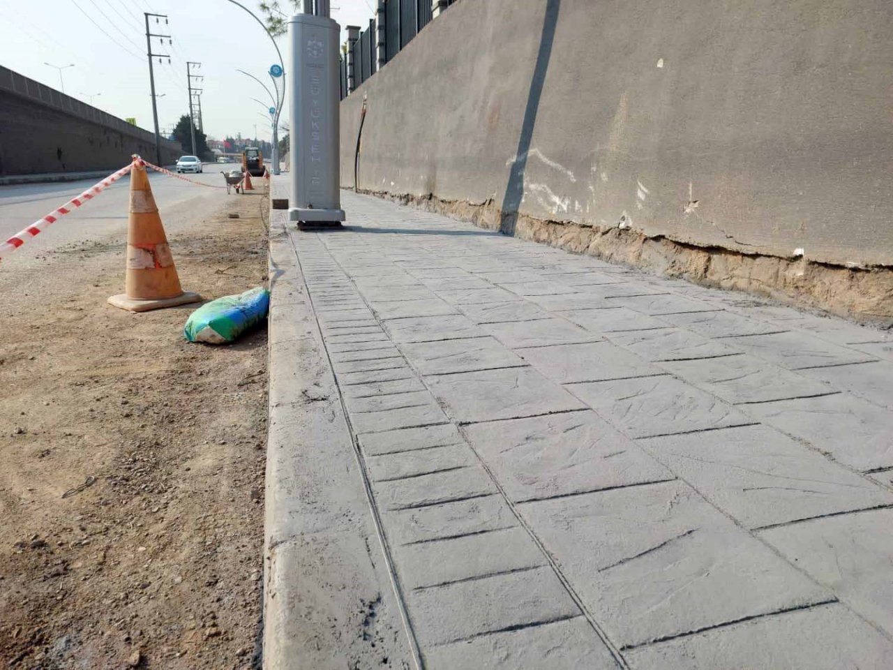 Derince Millet Bahçesi çevresine 700 metre uzunluğunda yaya kaldırımı yapılıyor