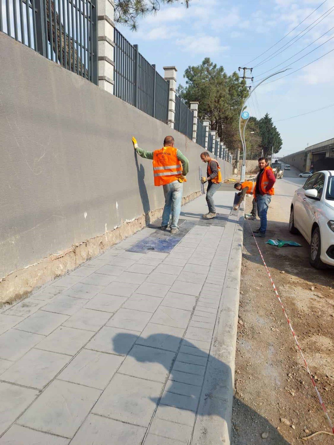 Derince Millet Bahçesi çevresine 700 metre uzunluğunda yaya kaldırımı yapılıyor